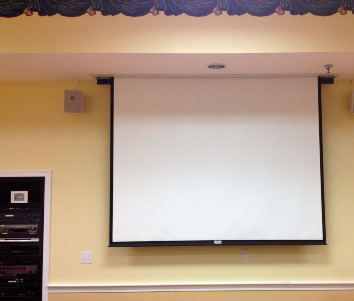 Optica Rise 100 Projector Screen view 2